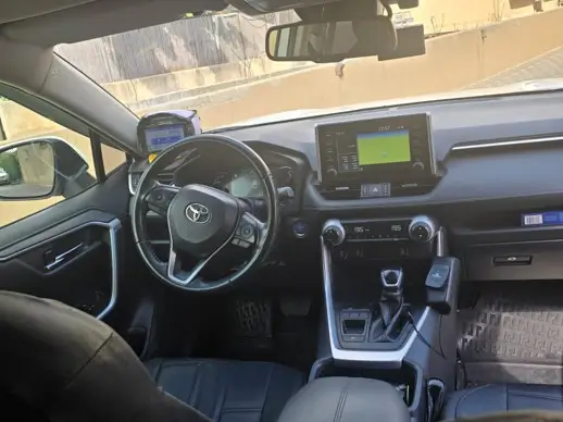 מונית מכל יעד לתל אביב - תקריב על סביבת הנהג במונית, כולל מערכת המולטימדיה ומסך ניווט/מונה.